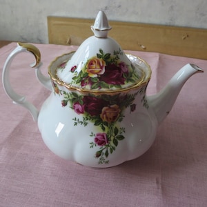 Gorgeous ROYAL ALBERT Old Country Roses Teapot, Vintage, Bone China 1962 Made In England, Excellent Condition, FREE Shipping in Canada