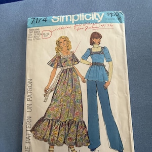 Peut inclure: Patron de couture Simplicity vintage, référence 7174, avec des illustrations d'une robe fleurie et d'un haut bleu avec un pantalon. Le patron comprend les tailles 9/10 et 11/12, avec des mesures de poitrine de 77,5 et 81,3 cm. Le texte indique "cousu pour Jaye pour juin 4/76".