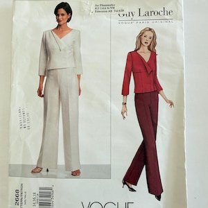 Può includere: Una busta per cartamodello Guy Laroche Vogue Paris Original 2668 con illustrazioni di un completo a due pezzi con giacca a portafoglio e pantaloni a gamba larga. Il modello mostra una versione bianca e una versione rossa e bordeaux scuro.