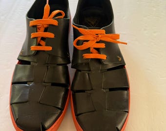 Sandali da ginnastica John Fluevog Dave neri e arancioni modello Fisherman, taglia 45, in pelle, Made in Italy