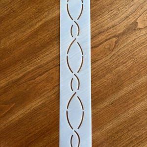 Interlocking small and large loops continuous border stencil 1.5"