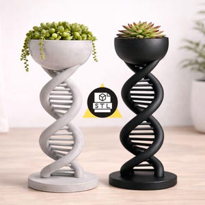 Pode incluir: Uma caneca de cerâmica branca com uma alça preta e o texto "But First, Coffee" em preto, com uma fonte manuscrita. A caneca está sobre uma superfície branca.