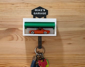 Mini-rack de garagem personalizado para carros em escala 1:64 com placa, porta-chaves de garagem Hot Wheels, organizador de parede, decoração de caverna masculina, amante de carros