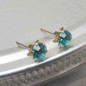 Solid 14k Yellow Gold 5 mm Green Glass Rhinestone Lightweight Minimalist Solitaire Stud Earrings
