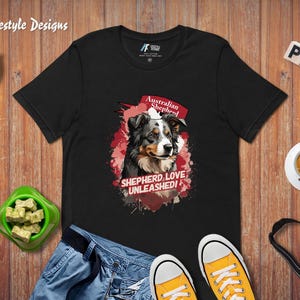 ¡Amor de pastor desatado! Camiseta unisex de pastor australiano / Arte canino con salpicaduras rojas y rosas / Regalo atrevido para amantes de los perros australianos