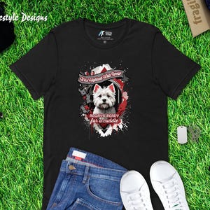 Camiseta unisex de West Highland White Terrier: Westie de dibujos animados con collar rojo y dije de corazón
