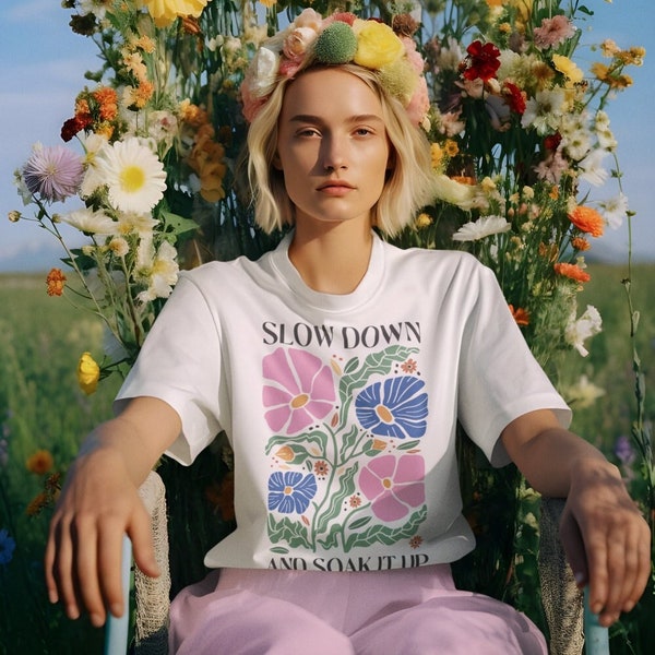 Slow down Unisex T-Shirt 100% Bio Baumwolle mit normaler Passform - Flower Digital Print - Statement Grafik T-Shirt für Männer und Frauen