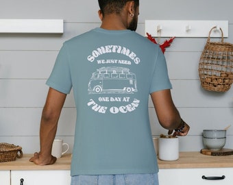 La maglietta unisex Van-Organic - Vestibilità regolare - Tavola da surf - Van Trip - Campervan - Beach - RV - Surfing - Outdoor - Sustainable - Lettering