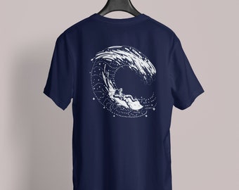 Könnte beinhalten: Ein marineblaues T-Shirt mit einem weißen Aufdruck eines Astronauten, der auf einer Welle reitet, mit Sternen im Hintergrund.