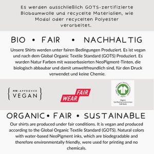 Puede incluir: Un fondo blanco con las palabras "BIO, FAIR, NACHHALTIG" en rojo. El texto "Nuestras camisas se producen en condiciones justas. Es vegana y se produce de acuerdo con el Global Organic Textile Standard (GOTS). Los colores naturales con tintas NeoPigment a base de agua, que son biodegradables y, por lo tanto, respetuosas con el medio ambiente, se utilizaron para la impresi&oacute;n y no se utilizaron productos qu&iacute;micos." est&aacute; debajo de las palabras. Hay tres logotipos: un logotipo verde y blanco con las palabras "Global Organic Textile Standard GOTS", un logotipo rojo con las palabras "FAIR WEAR" y un logotipo blanco con las palabras "PETA APPROVED {VEGAN}".