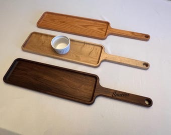 Tabla de charcutería personalizada con asa grabada: elegante bandeja de madera para servir