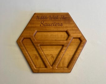 Bandeja de madera personalizada grabada para servir quesos y aperitivos / The Snack Hive™