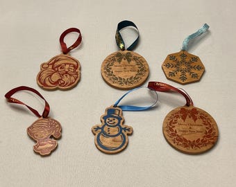 Adornos navideños de madera dura con incrustaciones de epoxi