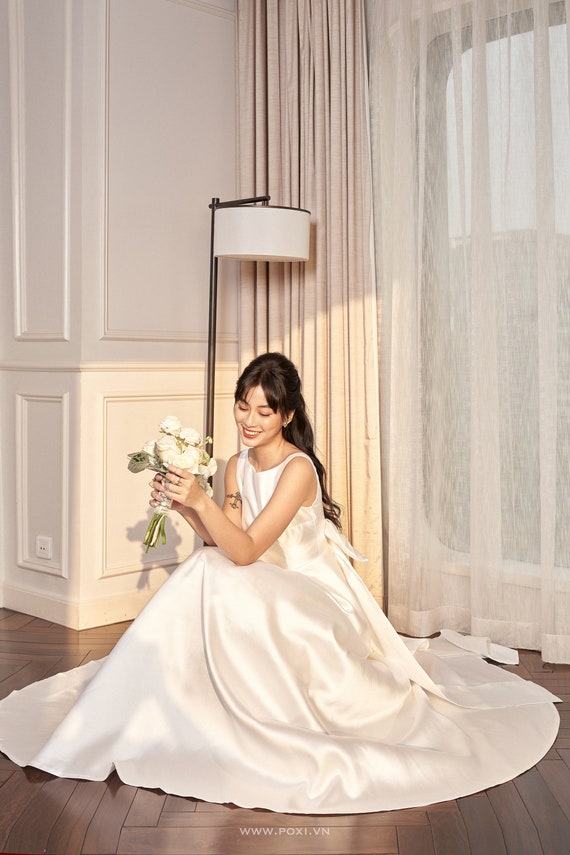 Vestido de novia de corte sirena con detalle de lazo en la espalda Talla  Ropa 34 Colores marfil
