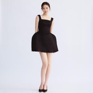 Ärmelloses schwarzes Minikleid: Moderner Cocktailstil - D1995