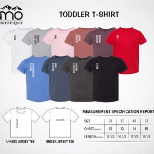 以下が含まれることがあります： Damo Boutiqueの幼児用Tシャツカラーチャート。ホワイト、ライトグレーヘザー、ピンク、ヘザーモーブ、ヘザーマルーン、レッド、ヘザーコロンビアブルー、ヘザーネイビー、ダークグレーヘザー、ブラックの10色の半袖Tシャツとサイズ表が記載されています。