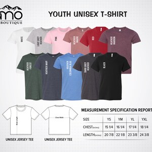 Puede incluir: Tabla de tallas de camiseta unisex para j&oacute;venes con medidas en pulgadas. La tabla muestra diferentes colores de camisetas, incluyendo blanco, gris claro jaspeado, rosa, malva jaspeado, rojo, granate jaspeado, verde bosque jaspeado, azul marino jaspeado, azul columbia jaspeado, gris oscuro jaspeado y negro.