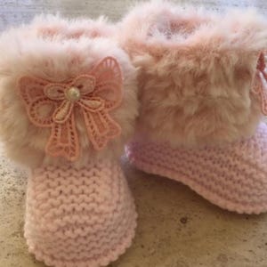 Patrón de tejido de descarga instantánea para botitas de bebé niña (pelucas sintéticas) en tres tallas.