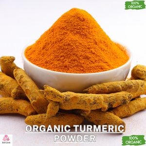 Peut inclure: Un bol blanc rempli de poudre de curcuma orange vif, avec plusieurs racines de curcuma au premier plan. Le texte "ORGANIC TURMERIC POWDER" est affiché en bas de l'image, avec "100% ORGANIC" dans une bannière verte.