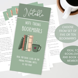 Op de afbeelding: Groene en witte notitie-bladwijzers met een stapel boeken en een illustratie van een kopje koffie. De tekst op de bladwijzer luidt "Notable Note Taking Bookmarks" en "Ideaal voor boekclubs of om persoonlijke notities te maken tijdens het lezen".