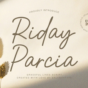 Puede incluir: Fuente de escritura Riday Parcia, una escritura elegante y de líneas gráciles creada con amor por Salamahtype. La fuente se muestra en color marrón claro sobre un fondo blanco con un círculo marrón claro con el texto "Journey in Monoline Script Your Aesthetic Estd 2024".