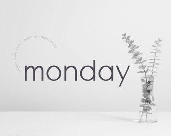 Puede incluir: Una imagen en blanco y negro de la palabra "lunes" en una fuente sans serif minimalista. La palabra está centrada en un fondo blanco. Un pequeño jarrón con una sola rama de eucalipto está en el lado derecho de la imagen.