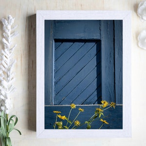 Impression de photographie de porte ancienne - art mural bleu et jaune - affiche de porte de grange - abstrait urbain - décoration bohème - fleurs sauvages