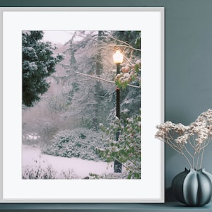 Impression d'art mural hiver - photographie de neige fraîchement tombée - cadeau de Noël - art déco lueur de lampe - décoration de maison de cottage confortable