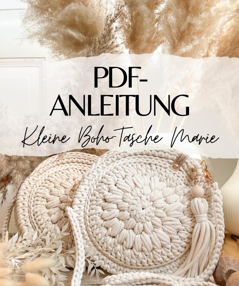 K&ouml;nnte beinhalten: PDF-Anleitung zum H&auml;keln einer kleinen Boho-Tasche namens "Marie". Die Tasche ist cremefarben und hat eine runde Form mit einem geh&auml;kelten Blumendesign. Die Tasche hat einen langen Riemen und einen Holzperlen-Quaste.