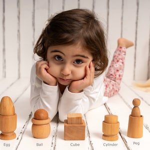 Scatola di giocattoli in legno Montessori, sonaglio rotolante Montessori, disco ad incastro Montessori, tamburo rotante, uovo in tazza, maracas immagine 3