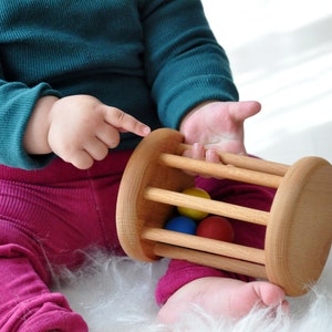 Doos met Montessori houten speelgoed, Montessori rollende rammelaar, Montessori in elkaar grijpende schijf, draaiende trommel, ei in beker, Maracas Ball rattle