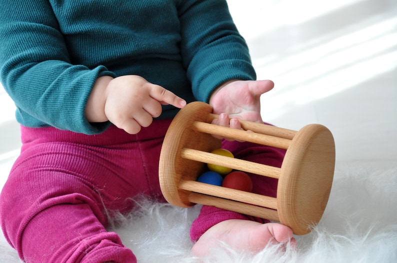 Doos met Montessori houten speelgoed, Montessori rollende rammelaar, Montessori in elkaar grijpende schijf, draaiende trommel, ei in beker, Maracas Ball rattle