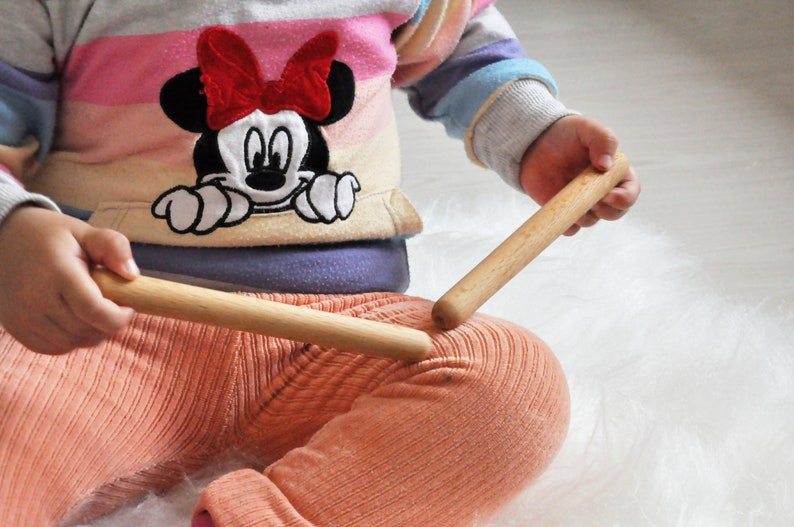 Doos met Montessori houten speelgoed, Montessori rollende rammelaar, Montessori in elkaar grijpende schijf, draaiende trommel, ei in beker, Maracas Rhythm sticks