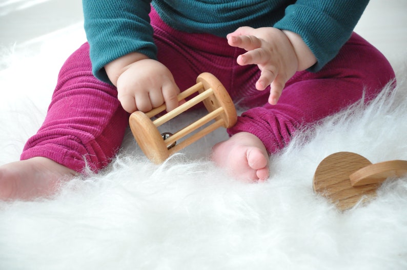 Doos met Montessori houten speelgoed, Montessori rollende rammelaar, Montessori in elkaar grijpende schijf, draaiende trommel, ei in beker, Maracas Bell rattle
