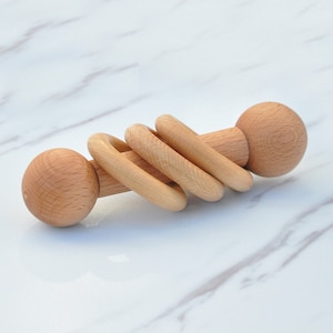 Doos met Montessori houten speelgoed, Montessori rollende rammelaar, Montessori in elkaar grijpende schijf, draaiende trommel, ei in beker, Maracas Wooden rattle