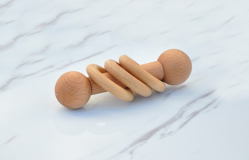 Scatola di giocattoli in legno Montessori, sonaglio rotolante Montessori, disco ad incastro Montessori, tamburo rotante, uovo in tazza, maracas Wooden rattle