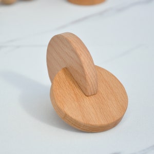 Doos met Montessori houten speelgoed, Montessori rollende rammelaar, Montessori in elkaar grijpende schijf, draaiende trommel, ei in beker, Maracas Interlocking discs