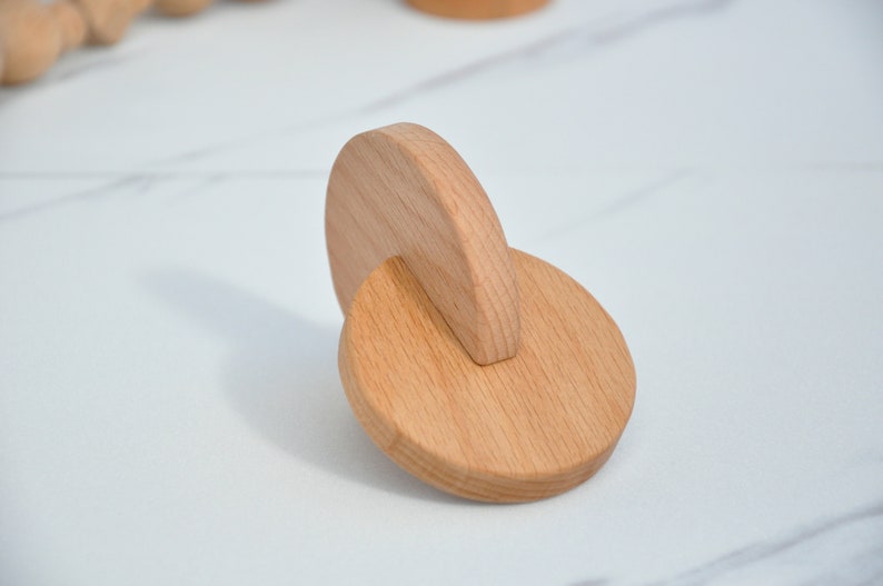 Scatola di giocattoli in legno Montessori, sonaglio rotolante Montessori, disco ad incastro Montessori, tamburo rotante, uovo in tazza, maracas Interlocking discs