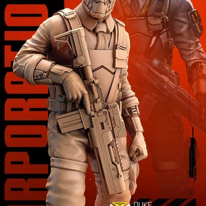 Könnte beinhalten: Eine 3D-gedruckte Figur eines Sicherheitsbeamten, der eine schwarze Maske trägt und ein Gewehr hält. Die Figur steht auf einem roten Hintergrund mit dem Text "DUKE SECURITY OFFICER MICROMACHINES CORP." darunter.