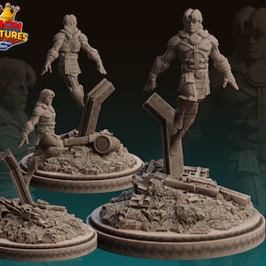Peut inclure: Trois figurines miniatures imprimées en 3D représentant une personne vêtue d'une tenue futuriste de science-fiction debout sur une base de gravats. Les figurines sont peintes en gris clair.