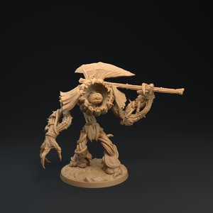 Könnte beinhalten: Eine braune, hölzerne, humanoide Figur mit einem großen, blattreichen Kopf und einem dornigen, verdrehten Körper. Die Figur hält einen langen, hölzernen Stab in ihrer rechten Hand. Die Figur steht auf einem runden, braunen Sockel.