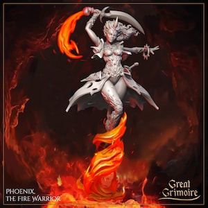 Puede incluir: Figura detallada de una guerrera, el Fénix, The Fire Warrior, con una espada y llamas. La figura es de color gris claro, con una armadura intrincada y cabello suelto. La base es un remolino de llamas naranjas y amarillas, con el logo Great Grimoire.