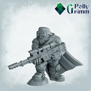 Peut inclure: Une figurine miniature en plastique gris d'un nain portant une cape à capuche et des lunettes, tenant un fusil futuriste.