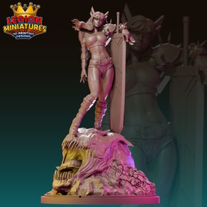 Könnte beinhalten: Eine 3D-gedruckte Miniatur einer Kriegerin, die auf dem Kopf eines Monsters steht. Sie trägt eine Rüstung und hält ein Schwert. Die Miniatur ist in hellbraun bemalt.