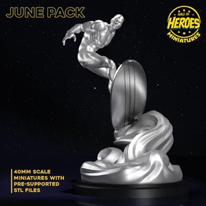 Könnte beinhalten: Eine silberne Miniaturfigur eines Superhelden, der auf einem Brett surft, mit dem Text "JUNE PACK" oben. Die Figur steht auf einem Sockel mit dem Text "40MM SCALE MINIATUREN MIT VORUNTERSTÜTZTEN STL-DATEIEN" und einem Logo "HALL OF HEROES MINIATURES".