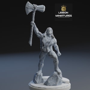 Pode incluir: Uma figura em miniatura de plástico cinza de uma figura musculosa segurando um machado grande. A figura está vestindo uma jaqueta de couro e calças. A miniatura está em pé sobre uma base rochosa.