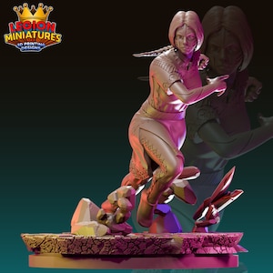 Könnte beinhalten: Eine 3D-gedruckte Miniatur einer weiblichen Figur in einer Kriegerpose, die einen Dolch hält. Die Figur trägt ein detailliertes Outfit mit komplizierten Mustern und steht auf einem felsigen Sockel. Die Miniatur ist in einer hellbraunen Farbe bemalt.