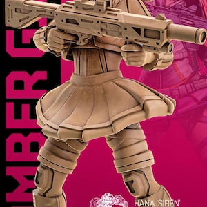 以下が含まれることがあります： ライフルを持っている女性キャラクターのタン色のフィギュア。「Bomber Girls」シリーズの一部です。フィギュアはスカートとブーツを着用し、「Bomber Girls Gang」と「July Release」の文字が見えます。背景はピンク色です。