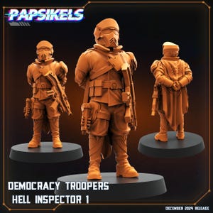 Puede incluir: Tres figuras en miniatura de soldados con uniformes y cascos marrones. Las figuras están de pie sobre bases circulares. El texto "Democracy Troopers Hell Inspector 1" está en la parte inferior de la imagen.