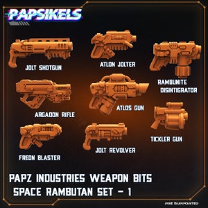 Op de afbeelding: Een verzameling oranje wapenmodellen, waaronder een Jolt Shotgun, Atlon Jolter, Argadon Rifle, Atlos Gun, Rambunite Disintigrator, Tickler Gun, Freon Blaster en Jolt Revolver. De tekst "PAPZ INDUSTRIES WEAPON BITS SPACE RAMBUTAN SET - 1" is zichtbaar.